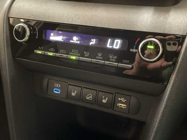 トヨタ ヤリスクロス ハイブリッド Z 新潟県 2023(令5)年 2.3万km プラチナホワイトパールマイカ 4WD/純正メモリナビ/BT/USB/フルセグテレビ/バックカメラ/ETC/ドライブレコーダー/衝突被害軽減ブレーキ/レーンキープアシスト/レーダークルーズコントロール/半革シート/運転席パワーシート/シートヒーター/ステアリングヒーター/ステアリングスイッチ/コーナーセンサー/スマートキー/プッシュスタート/LEDヘッドライト/オートライト/オートハイビーム/純正18インチアルミホイール