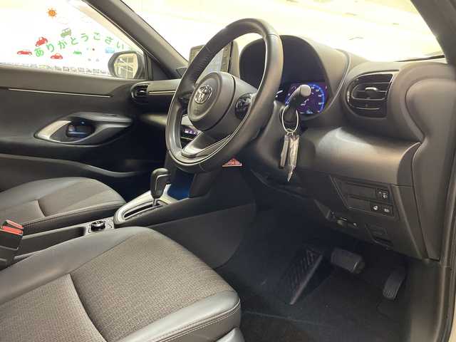 トヨタ ヤリスクロス ハイブリッド Z 新潟県 2023(令5)年 2.3万km プラチナホワイトパールマイカ 4WD/純正メモリナビ/BT/USB/フルセグテレビ/バックカメラ/ETC/ドライブレコーダー/衝突被害軽減ブレーキ/レーンキープアシスト/レーダークルーズコントロール/半革シート/運転席パワーシート/シートヒーター/ステアリングヒーター/ステアリングスイッチ/コーナーセンサー/スマートキー/プッシュスタート/LEDヘッドライト/オートライト/オートハイビーム/純正18インチアルミホイール