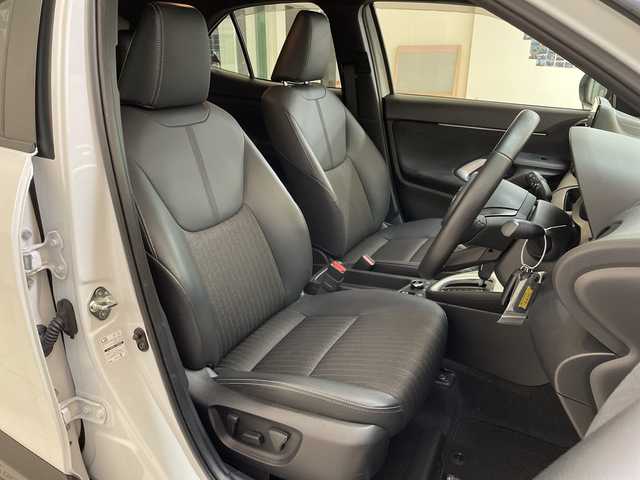 トヨタ ヤリスクロス ハイブリッド Z 新潟県 2023(令5)年 2.3万km プラチナホワイトパールマイカ 4WD/純正メモリナビ/BT/USB/フルセグテレビ/バックカメラ/ETC/ドライブレコーダー/衝突被害軽減ブレーキ/レーンキープアシスト/レーダークルーズコントロール/半革シート/運転席パワーシート/シートヒーター/ステアリングヒーター/ステアリングスイッチ/コーナーセンサー/スマートキー/プッシュスタート/LEDヘッドライト/オートライト/オートハイビーム/純正18インチアルミホイール