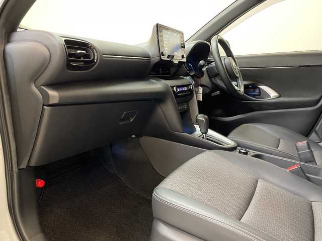 トヨタ ヤリスクロス ハイブリッド Z 新潟県 2023(令5)年 2.3万km プラチナホワイトパールマイカ 4WD/純正メモリナビ/BT/USB/フルセグテレビ/バックカメラ/ETC/ドライブレコーダー/衝突被害軽減ブレーキ/レーンキープアシスト/レーダークルーズコントロール/半革シート/運転席パワーシート/シートヒーター/ステアリングヒーター/ステアリングスイッチ/コーナーセンサー/スマートキー/プッシュスタート/LEDヘッドライト/オートライト/オートハイビーム/純正18インチアルミホイール