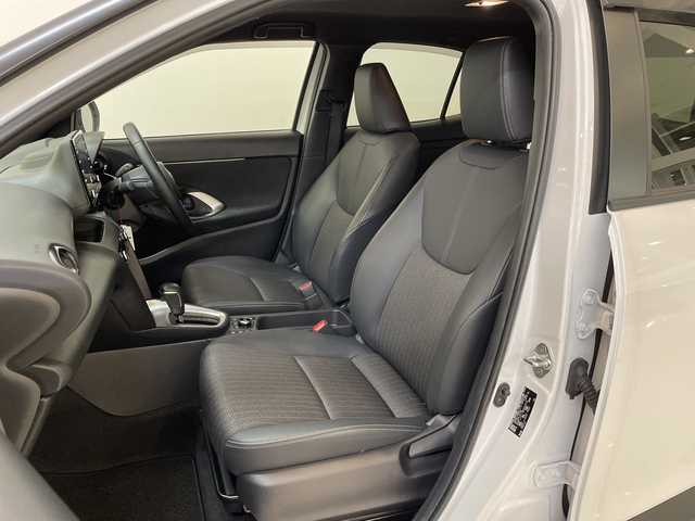 トヨタ ヤリスクロス ハイブリッド Z 新潟県 2023(令5)年 2.3万km プラチナホワイトパールマイカ 4WD/純正メモリナビ/BT/USB/フルセグテレビ/バックカメラ/ETC/ドライブレコーダー/衝突被害軽減ブレーキ/レーンキープアシスト/レーダークルーズコントロール/半革シート/運転席パワーシート/シートヒーター/ステアリングヒーター/ステアリングスイッチ/コーナーセンサー/スマートキー/プッシュスタート/LEDヘッドライト/オートライト/オートハイビーム/純正18インチアルミホイール