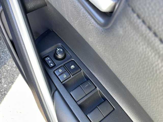 トヨタ カローラ クロス Z 東京都 2023(令5)年 0.4万km ダークブルーマイカM スマートキー/クルーズコントロール/ハンズフリーフォン/ETC2.0/純正ナビ/バックカメラ/LEDヘッドライト/フォグランプ/Bluetooth/ドリンクホルダー/運転席シートヒーター/助手席ヒートシーター/USB端子/安心降車アシスト