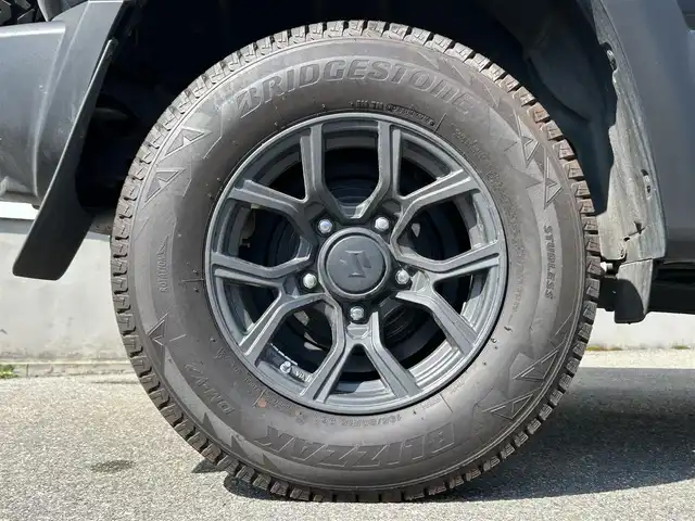スズキ ジムニー シエラ JL 山形県 2024(令6)年 0.9万km ブルーイッシュブラックパール3 禁煙車/ワンオーナー/4WD/純正メモリーナビ/・フルセグTV/AM/FM/CD/DVD/Bluetooth/アイドリングストップ/コーナーセンサー/衝突被害軽減ブレーキ/車線逸脱警報/横滑り防止装置/盗難防止装置/ハロゲンヘッドライト/オートライト/フロントフォグランプ/シートヒーター/バックカメラ/フロアマット/ETC/夏タイヤ積み込み/保証書/取扱説明書