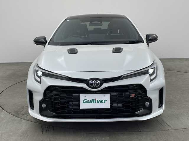 トヨタ ＧＲカローラ RZ 兵庫県 2023(令5)年 0.3万km プラチナホワイトパールマイカ ・MT車/・純正メモリナビ/・Bluetooth/USB/フルセグテレビ/・レーダークルーズコントロール/・バックカメラ/・ビルドインETC2.0/・純正フロアマット/・ハーフレザーシート/・ヒートシーター（D席＋N席）/・純正18インチアルミホイール/・オートライト/・LEDヘッドライト/・オートマチックハイビーム/・スマートキー/・プッシュスタートボタン/・革巻きステアリング/・ステアリングリモコン/・横滑り防止装置/・盗難防止装置/・レーンキープアシスト/・衝突被害軽減システム/・前後コーナーセンサー/・W＋サイドエアバッグ/・カーテンエアバッグ/・スマートキー