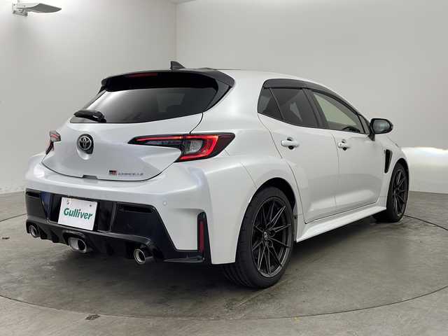 トヨタ ＧＲカローラ RZ 兵庫県 2023(令5)年 0.3万km プラチナホワイトパールマイカ ・MT車/・純正メモリナビ/・Bluetooth/USB/フルセグテレビ/・レーダークルーズコントロール/・バックカメラ/・ビルドインETC2.0/・純正フロアマット/・ハーフレザーシート/・ヒートシーター（D席＋N席）/・純正18インチアルミホイール/・オートライト/・LEDヘッドライト/・オートマチックハイビーム/・スマートキー/・プッシュスタートボタン/・革巻きステアリング/・ステアリングリモコン/・横滑り防止装置/・盗難防止装置/・レーンキープアシスト/・衝突被害軽減システム/・前後コーナーセンサー/・W＋サイドエアバッグ/・カーテンエアバッグ/・スマートキー