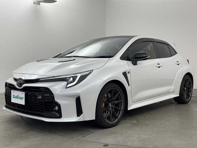 トヨタ ＧＲカローラ RZ 兵庫県 2023(令5)年 0.3万km プラチナホワイトパールマイカ ・MT車/・純正メモリナビ/・Bluetooth/USB/フルセグテレビ/・レーダークルーズコントロール/・バックカメラ/・ビルドインETC2.0/・純正フロアマット/・ハーフレザーシート/・ヒートシーター（D席＋N席）/・純正18インチアルミホイール/・オートライト/・LEDヘッドライト/・オートマチックハイビーム/・スマートキー/・プッシュスタートボタン/・革巻きステアリング/・ステアリングリモコン/・横滑り防止装置/・盗難防止装置/・レーンキープアシスト/・衝突被害軽減システム/・前後コーナーセンサー/・W＋サイドエアバッグ/・カーテンエアバッグ/・スマートキー