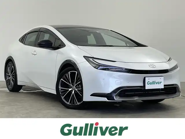 トヨタ プリウス Z 千葉県 2023(令5)年 1.3万km プラチナホワイトパールマイカ セーフティセンス（予防安全パッケージ）/・プリクラッシュセーフティ/・フロントクロストラフィックアラート/・レーントレーシングアシスト/・レーダークルーズコントロール/・ロードサインアシスト/・ドライバー異常時対応システム/・プロアクティブドライビングアシスト/・発進遅れ告知機能/・緊急時操舵支援/・レーンチェンジアシスト/・レーンディパーチャーアラート/・オートマチックハイビーム/12.3インチディスプレイオーディオ/・コネクティッドナビ対応 12.3インチHDディスプレイ/・地デジTV/・AM/FMラジオ/・USBタイプC入力/・Apple CarPlay / Android Auto/パノラマルーフ/純正19インチAW/メモリー付きパワーシート/LEDヘッドライト/AC100V/ETC2.0