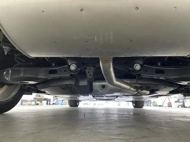 トヨタ プリウス Z 千葉県 2023(令5)年 1.3万km プラチナホワイトパールマイカ セーフティセンス（予防安全パッケージ）/・プリクラッシュセーフティ/・フロントクロストラフィックアラート/・レーントレーシングアシスト/・レーダークルーズコントロール/・ロードサインアシスト/・ドライバー異常時対応システム/・プロアクティブドライビングアシスト/・発進遅れ告知機能/・緊急時操舵支援/・レーンチェンジアシスト/・レーンディパーチャーアラート/・オートマチックハイビーム/12.3インチディスプレイオーディオ/・コネクティッドナビ対応 12.3インチHDディスプレイ/・地デジTV/・AM/FMラジオ/・USBタイプC入力/・Apple CarPlay / Android Auto/パノラマルーフ/純正19インチAW/メモリー付きパワーシート/LEDヘッドライト/AC100V/ETC2.0