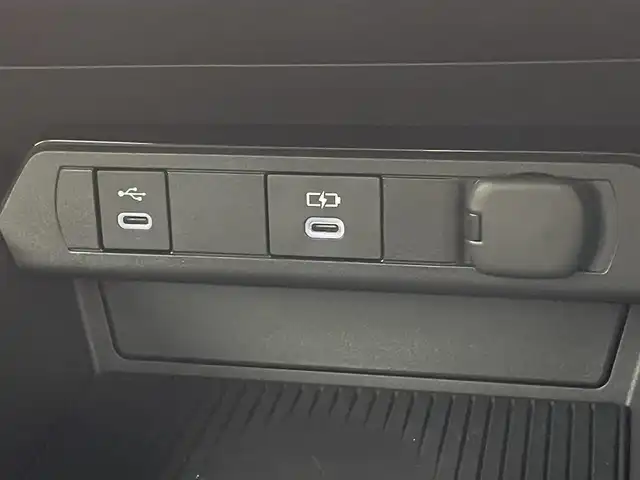 トヨタ プリウス Z 千葉県 2023(令5)年 1.3万km プラチナホワイトパールマイカ セーフティセンス（予防安全パッケージ）/・プリクラッシュセーフティ/・フロントクロストラフィックアラート/・レーントレーシングアシスト/・レーダークルーズコントロール/・ロードサインアシスト/・ドライバー異常時対応システム/・プロアクティブドライビングアシスト/・発進遅れ告知機能/・緊急時操舵支援/・レーンチェンジアシスト/・レーンディパーチャーアラート/・オートマチックハイビーム/12.3インチディスプレイオーディオ/・コネクティッドナビ対応 12.3インチHDディスプレイ/・地デジTV/・AM/FMラジオ/・USBタイプC入力/・Apple CarPlay / Android Auto/パノラマルーフ/純正19インチAW/メモリー付きパワーシート/LEDヘッドライト/AC100V/ETC2.0
