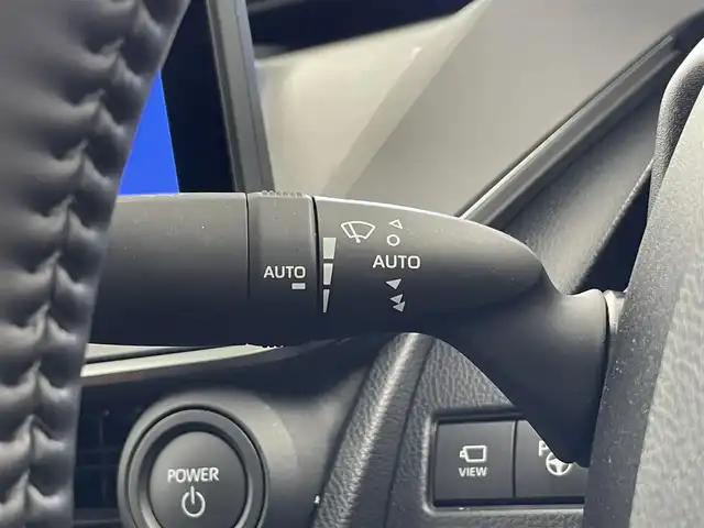 トヨタ プリウス Z 千葉県 2023(令5)年 1.3万km プラチナホワイトパールマイカ セーフティセンス（予防安全パッケージ）/・プリクラッシュセーフティ/・フロントクロストラフィックアラート/・レーントレーシングアシスト/・レーダークルーズコントロール/・ロードサインアシスト/・ドライバー異常時対応システム/・プロアクティブドライビングアシスト/・発進遅れ告知機能/・緊急時操舵支援/・レーンチェンジアシスト/・レーンディパーチャーアラート/・オートマチックハイビーム/12.3インチディスプレイオーディオ/・コネクティッドナビ対応 12.3インチHDディスプレイ/・地デジTV/・AM/FMラジオ/・USBタイプC入力/・Apple CarPlay / Android Auto/パノラマルーフ/純正19インチAW/メモリー付きパワーシート/LEDヘッドライト/AC100V/ETC2.0