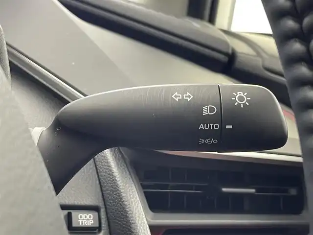 トヨタ プリウス Z 千葉県 2023(令5)年 1.3万km プラチナホワイトパールマイカ セーフティセンス（予防安全パッケージ）/・プリクラッシュセーフティ/・フロントクロストラフィックアラート/・レーントレーシングアシスト/・レーダークルーズコントロール/・ロードサインアシスト/・ドライバー異常時対応システム/・プロアクティブドライビングアシスト/・発進遅れ告知機能/・緊急時操舵支援/・レーンチェンジアシスト/・レーンディパーチャーアラート/・オートマチックハイビーム/12.3インチディスプレイオーディオ/・コネクティッドナビ対応 12.3インチHDディスプレイ/・地デジTV/・AM/FMラジオ/・USBタイプC入力/・Apple CarPlay / Android Auto/パノラマルーフ/純正19インチAW/メモリー付きパワーシート/LEDヘッドライト/AC100V/ETC2.0