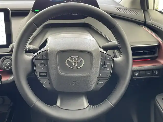 トヨタ プリウス Z 千葉県 2023(令5)年 1.3万km プラチナホワイトパールマイカ セーフティセンス（予防安全パッケージ）/・プリクラッシュセーフティ/・フロントクロストラフィックアラート/・レーントレーシングアシスト/・レーダークルーズコントロール/・ロードサインアシスト/・ドライバー異常時対応システム/・プロアクティブドライビングアシスト/・発進遅れ告知機能/・緊急時操舵支援/・レーンチェンジアシスト/・レーンディパーチャーアラート/・オートマチックハイビーム/12.3インチディスプレイオーディオ/・コネクティッドナビ対応 12.3インチHDディスプレイ/・地デジTV/・AM/FMラジオ/・USBタイプC入力/・Apple CarPlay / Android Auto/パノラマルーフ/純正19インチAW/メモリー付きパワーシート/LEDヘッドライト/AC100V/ETC2.0