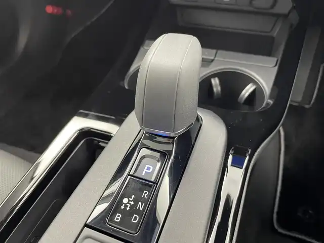 トヨタ プリウス Z 千葉県 2023(令5)年 1.3万km プラチナホワイトパールマイカ セーフティセンス（予防安全パッケージ）/・プリクラッシュセーフティ/・フロントクロストラフィックアラート/・レーントレーシングアシスト/・レーダークルーズコントロール/・ロードサインアシスト/・ドライバー異常時対応システム/・プロアクティブドライビングアシスト/・発進遅れ告知機能/・緊急時操舵支援/・レーンチェンジアシスト/・レーンディパーチャーアラート/・オートマチックハイビーム/12.3インチディスプレイオーディオ/・コネクティッドナビ対応 12.3インチHDディスプレイ/・地デジTV/・AM/FMラジオ/・USBタイプC入力/・Apple CarPlay / Android Auto/パノラマルーフ/純正19インチAW/メモリー付きパワーシート/LEDヘッドライト/AC100V/ETC2.0