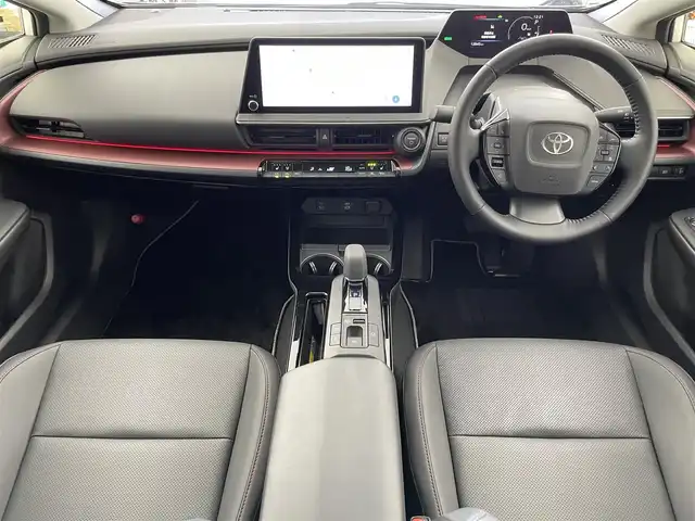 トヨタ プリウス Z 千葉県 2023(令5)年 1.3万km プラチナホワイトパールマイカ セーフティセンス（予防安全パッケージ）/・プリクラッシュセーフティ/・フロントクロストラフィックアラート/・レーントレーシングアシスト/・レーダークルーズコントロール/・ロードサインアシスト/・ドライバー異常時対応システム/・プロアクティブドライビングアシスト/・発進遅れ告知機能/・緊急時操舵支援/・レーンチェンジアシスト/・レーンディパーチャーアラート/・オートマチックハイビーム/12.3インチディスプレイオーディオ/・コネクティッドナビ対応 12.3インチHDディスプレイ/・地デジTV/・AM/FMラジオ/・USBタイプC入力/・Apple CarPlay / Android Auto/パノラマルーフ/純正19インチAW/メモリー付きパワーシート/LEDヘッドライト/AC100V/ETC2.0