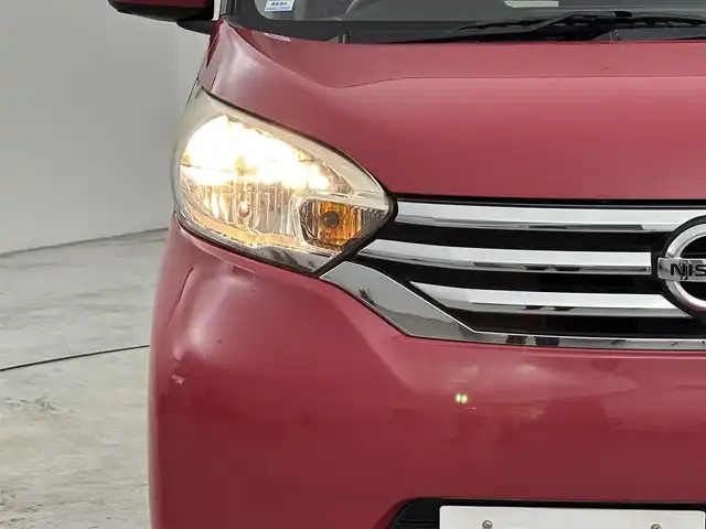日産 デイズ ルークス X Vセレクション 福岡県 2016(平28)年 5.5万km アゼリアピンク 純正ナビ（フルセグＴＶ、Ｂｌｕｅｔｏｏｔｈ）　/全方位カメラ　/ＥＴＣ　/両側パワースライドドア　/衝突被害軽減システム　/アイドリングストップ　/横滑り防止装置　/純正１４インチアルミホイール　/純正フロアマット