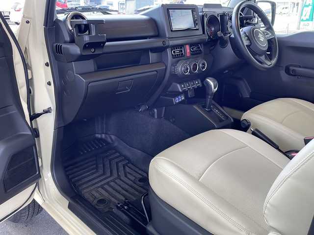 スズキ ジムニー XC 愛媛県 2020(令2)年 2.1万km シフォンアイボリーメタリックブラック2トーンルーフ ワンオーナー/純正SDナビ(CN-RZ756W)/・フルセグTV/・Bluetooth接続/・CD/DVD再生/・SDミュージックサーバー/・AM/FM/ビルトインETC/バックカメラ/ドライブレコーダー/衝突軽減ブレーキ/車線逸脱警報/横滑り防止装置/レザー調シートカバー/前席シートカバー/オートライト/ヘッドライトウォッシャー/スペアキー/保証書/取扱説明書