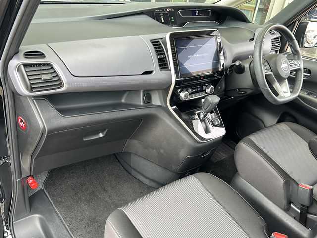 日産 セレナ ハイウェイスター V 静岡県 2021(令3)年 2.6万km ダイヤモンドブラック 純正ナビ/・ラジオ/フルセグTV/・SD/USB/CD/DVD/Bluetooth/ipod/主要装備/・レーダークルーズコントロール　/・ドライブレコーダー　/・後席モニター　/・エマージェンシーブレーキ　/・全方位カメラ/・両側パワースライドドア　/・デジタルインナーミラー　/・ETC/・ＢＳＭ　/・ステアリングリモコン　/・オートホールド/・スマートキー/・プッシュスタート/・LEDヘッドライト/・LEDフォグランプ/・純正フロアマット/・純正アルミホイール