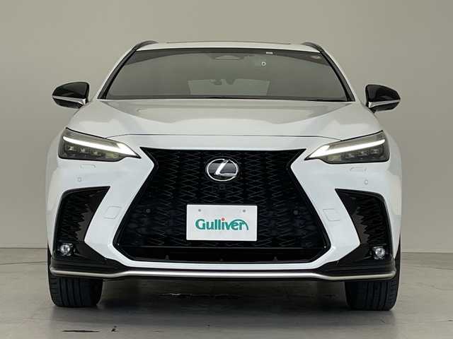 レクサス ＮＸ 350h Fスポーツ 愛知県 2023(令5)年 1.4万km ホワイトノーヴァガラスフレーク プリクラッシュセーフティーシステム/純正14型ディズプレイオーディオナビ/三眼LEDヘッドライト/サンルーフ/本革レザー/全方位カメラ/レーダークルーズコントロール/シートヒーター/エアシート/バックカメラ/電動リアゲート/パワーシート/ヘッドアップディスプレイ/コーナーセンサー/純正アルミホイール/ETC2.0/ブラインドスポットモニター/パドルシフト/ステアリングヒーター/インテリジェントミラー/レーンキープアシスト/オートマチックハイビーム/ドライブレコーダー/ワイヤレス充電機/フルセグ/Bluetooth/ステアリングスイッチ/スマートキー/プッシュスタート