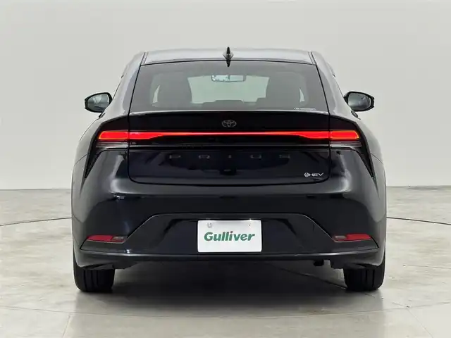 トヨタ プリウス Z 福岡県 2023(令5)年 0.9万km アティチュードブラックマイカ ワンオーナー　/純正１２．３型ＤＡナビ/フルセグTV　/全方位カメラ　/ワイヤレス充電　/デジタルインナーミラー　/ビルトインETC２．０　/トヨタセーフティセンス　/衝突軽減ブレーキ　/レーンキープ　/ブラインドスポットモニター　/アクセル踏み間違防止　/パーキングアシスト　/シートメモリー付きパワーシート　/シートベンチレーション/ヒーター　/ステアリングヒーター　/パワーバックドア　/純正１９インチアルミホイール　/ＬＥＤヘッドライト