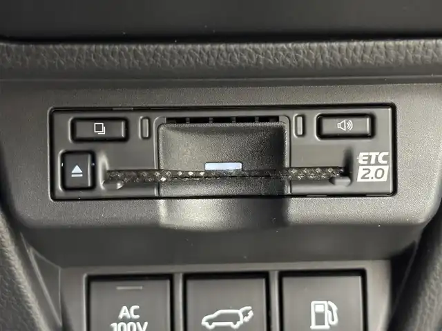 トヨタ プリウス Z 福岡県 2023(令5)年 0.9万km アティチュードブラックマイカ ワンオーナー　/純正１２．３型ＤＡナビ/フルセグTV　/全方位カメラ　/ワイヤレス充電　/デジタルインナーミラー　/ビルトインETC２．０　/トヨタセーフティセンス　/衝突軽減ブレーキ　/レーンキープ　/ブラインドスポットモニター　/アクセル踏み間違防止　/パーキングアシスト　/シートメモリー付きパワーシート　/シートベンチレーション/ヒーター　/ステアリングヒーター　/パワーバックドア　/純正１９インチアルミホイール　/ＬＥＤヘッドライト