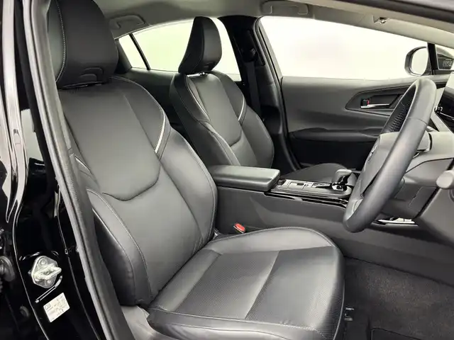 トヨタ プリウス Z 福岡県 2023(令5)年 0.9万km アティチュードブラックマイカ ワンオーナー　/純正１２．３型ＤＡナビ/フルセグTV　/全方位カメラ　/ワイヤレス充電　/デジタルインナーミラー　/ビルトインETC２．０　/トヨタセーフティセンス　/衝突軽減ブレーキ　/レーンキープ　/ブラインドスポットモニター　/アクセル踏み間違防止　/パーキングアシスト　/シートメモリー付きパワーシート　/シートベンチレーション/ヒーター　/ステアリングヒーター　/パワーバックドア　/純正１９インチアルミホイール　/ＬＥＤヘッドライト