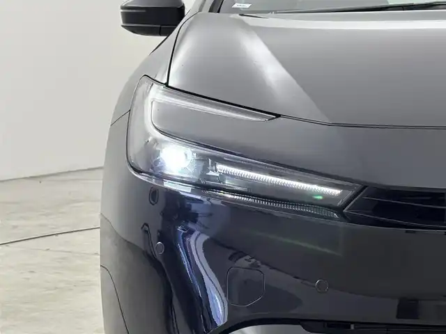 トヨタ プリウス Z 福岡県 2023(令5)年 0.9万km アティチュードブラックマイカ ワンオーナー　/純正１２．３型ＤＡナビ/フルセグTV　/全方位カメラ　/ワイヤレス充電　/デジタルインナーミラー　/ビルトインETC２．０　/トヨタセーフティセンス　/衝突軽減ブレーキ　/レーンキープ　/ブラインドスポットモニター　/アクセル踏み間違防止　/パーキングアシスト　/シートメモリー付きパワーシート　/シートベンチレーション/ヒーター　/ステアリングヒーター　/パワーバックドア　/純正１９インチアルミホイール　/ＬＥＤヘッドライト