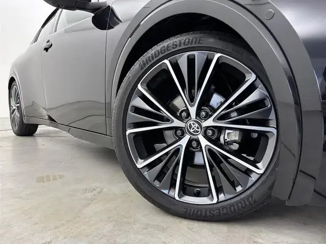 トヨタ プリウス Z 福岡県 2023(令5)年 0.9万km アティチュードブラックマイカ ワンオーナー　/純正１２．３型ＤＡナビ/フルセグTV　/全方位カメラ　/ワイヤレス充電　/デジタルインナーミラー　/ビルトインETC２．０　/トヨタセーフティセンス　/衝突軽減ブレーキ　/レーンキープ　/ブラインドスポットモニター　/アクセル踏み間違防止　/パーキングアシスト　/シートメモリー付きパワーシート　/シートベンチレーション/ヒーター　/ステアリングヒーター　/パワーバックドア　/純正１９インチアルミホイール　/ＬＥＤヘッドライト