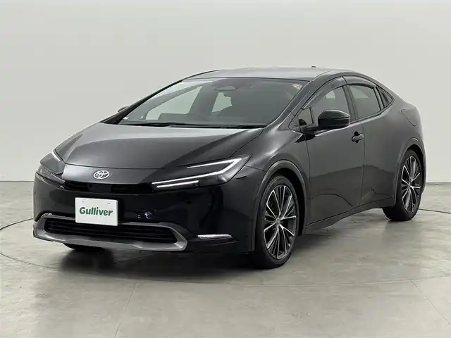 トヨタ プリウス Z 福岡県 2023(令5)年 0.9万km アティチュードブラックマイカ ワンオーナー　/純正１２．３型ＤＡナビ/フルセグTV　/全方位カメラ　/ワイヤレス充電　/デジタルインナーミラー　/ビルトインETC２．０　/トヨタセーフティセンス　/衝突軽減ブレーキ　/レーンキープ　/ブラインドスポットモニター　/アクセル踏み間違防止　/パーキングアシスト　/シートメモリー付きパワーシート　/シートベンチレーション/ヒーター　/ステアリングヒーター　/パワーバックドア　/純正１９インチアルミホイール　/ＬＥＤヘッドライト