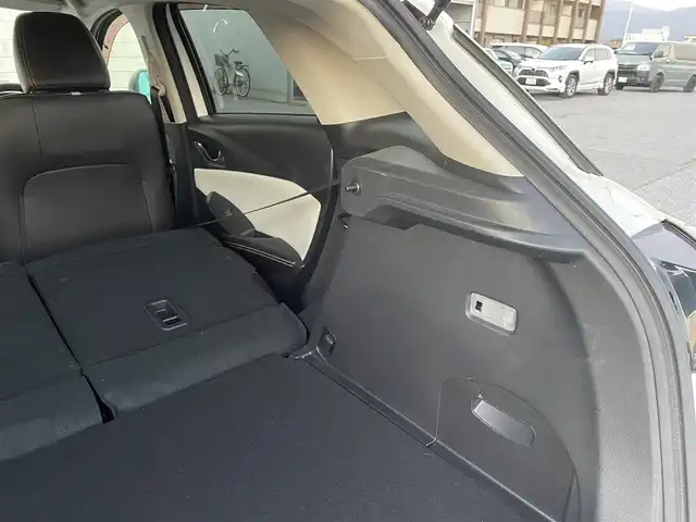 マツダ ＣＸ－３ 20S エクスクルーシブモッズ 滋賀県 2018(平30)年 4.4万km スノーフレイクホワイトパールマイカ 純正HDDナビ/(AM/FM/CD/DVD/フルセグ/Bluetooth/AUX)/バックカメラ/ビルトインETC/踏み間違い防止アシスト/ブレーキアシスト/プリクラッシュブレーキアシスト/ヒルスタート（坂道発進）アシスト/前方衝突防止支援システム/後側方衝突防止支援システム/TCS（トラクションコントロールシステム）/VDC（ビークルダイナミクスコントロール）/レーンキープアシスト/車間自動制御システム	/ASCD（オートスピードコントロール装置）/ABS（アンチロックブレーキシステム）/バックビューモニター/コーナー・バックセンサー（ソナー）/標識検知機能/運転席・助手席シートヒーター/電動格納ミラー/電子パーキング/ブレーキホールド/ステアリングスイッチ/ステアリングヒーター/パドルシフト/オートライト/オートハイビーム/LEDヘッドライト/フロントフォグ/フルオートエアコン/USB端子/プッシュスタート/スマートキー/純正フロアマット