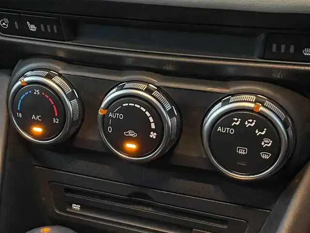 マツダ ＣＸ－３ 20S エクスクルーシブモッズ 滋賀県 2018(平30)年 4.4万km スノーフレイクホワイトパールマイカ 純正HDDナビ/(AM/FM/CD/DVD/フルセグ/Bluetooth/AUX)/バックカメラ/ビルトインETC/踏み間違い防止アシスト/ブレーキアシスト/プリクラッシュブレーキアシスト/ヒルスタート（坂道発進）アシスト/前方衝突防止支援システム/後側方衝突防止支援システム/TCS（トラクションコントロールシステム）/VDC（ビークルダイナミクスコントロール）/レーンキープアシスト/車間自動制御システム	/ASCD（オートスピードコントロール装置）/ABS（アンチロックブレーキシステム）/バックビューモニター/コーナー・バックセンサー（ソナー）/標識検知機能/運転席・助手席シートヒーター/電動格納ミラー/電子パーキング/ブレーキホールド/ステアリングスイッチ/ステアリングヒーター/パドルシフト/オートライト/オートハイビーム/LEDヘッドライト/フロントフォグ/フルオートエアコン/USB端子/プッシュスタート/スマートキー/純正フロアマット