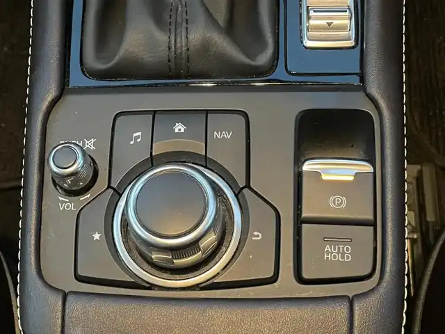 マツダ ＣＸ－３ 20S エクスクルーシブモッズ 滋賀県 2018(平30)年 4.4万km スノーフレイクホワイトパールマイカ 純正HDDナビ/(AM/FM/CD/DVD/フルセグ/Bluetooth/AUX)/バックカメラ/ビルトインETC/踏み間違い防止アシスト/ブレーキアシスト/プリクラッシュブレーキアシスト/ヒルスタート（坂道発進）アシスト/前方衝突防止支援システム/後側方衝突防止支援システム/TCS（トラクションコントロールシステム）/VDC（ビークルダイナミクスコントロール）/レーンキープアシスト/車間自動制御システム	/ASCD（オートスピードコントロール装置）/ABS（アンチロックブレーキシステム）/バックビューモニター/コーナー・バックセンサー（ソナー）/標識検知機能/運転席・助手席シートヒーター/電動格納ミラー/電子パーキング/ブレーキホールド/ステアリングスイッチ/ステアリングヒーター/パドルシフト/オートライト/オートハイビーム/LEDヘッドライト/フロントフォグ/フルオートエアコン/USB端子/プッシュスタート/スマートキー/純正フロアマット