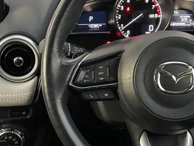 マツダ ＣＸ－３ 20S エクスクルーシブモッズ 滋賀県 2018(平30)年 4.4万km スノーフレイクホワイトパールマイカ 純正HDDナビ/(AM/FM/CD/DVD/フルセグ/Bluetooth/AUX)/バックカメラ/ビルトインETC/踏み間違い防止アシスト/ブレーキアシスト/プリクラッシュブレーキアシスト/ヒルスタート（坂道発進）アシスト/前方衝突防止支援システム/後側方衝突防止支援システム/TCS（トラクションコントロールシステム）/VDC（ビークルダイナミクスコントロール）/レーンキープアシスト/車間自動制御システム	/ASCD（オートスピードコントロール装置）/ABS（アンチロックブレーキシステム）/バックビューモニター/コーナー・バックセンサー（ソナー）/標識検知機能/運転席・助手席シートヒーター/電動格納ミラー/電子パーキング/ブレーキホールド/ステアリングスイッチ/ステアリングヒーター/パドルシフト/オートライト/オートハイビーム/LEDヘッドライト/フロントフォグ/フルオートエアコン/USB端子/プッシュスタート/スマートキー/純正フロアマット