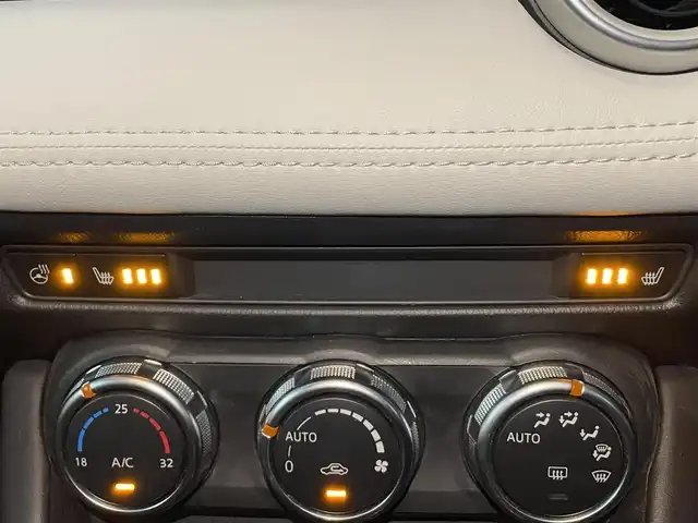 マツダ ＣＸ－３ 20S エクスクルーシブモッズ 滋賀県 2018(平30)年 4.4万km スノーフレイクホワイトパールマイカ 純正HDDナビ/(AM/FM/CD/DVD/フルセグ/Bluetooth/AUX)/バックカメラ/ビルトインETC/踏み間違い防止アシスト/ブレーキアシスト/プリクラッシュブレーキアシスト/ヒルスタート（坂道発進）アシスト/前方衝突防止支援システム/後側方衝突防止支援システム/TCS（トラクションコントロールシステム）/VDC（ビークルダイナミクスコントロール）/レーンキープアシスト/車間自動制御システム	/ASCD（オートスピードコントロール装置）/ABS（アンチロックブレーキシステム）/バックビューモニター/コーナー・バックセンサー（ソナー）/標識検知機能/運転席・助手席シートヒーター/電動格納ミラー/電子パーキング/ブレーキホールド/ステアリングスイッチ/ステアリングヒーター/パドルシフト/オートライト/オートハイビーム/LEDヘッドライト/フロントフォグ/フルオートエアコン/USB端子/プッシュスタート/スマートキー/純正フロアマット