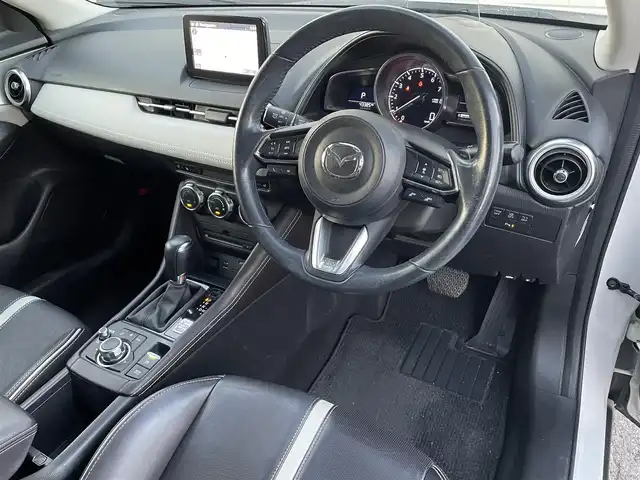 マツダ ＣＸ－３ 20S エクスクルーシブモッズ 滋賀県 2018(平30)年 4.4万km スノーフレイクホワイトパールマイカ 純正HDDナビ/(AM/FM/CD/DVD/フルセグ/Bluetooth/AUX)/バックカメラ/ビルトインETC/踏み間違い防止アシスト/ブレーキアシスト/プリクラッシュブレーキアシスト/ヒルスタート（坂道発進）アシスト/前方衝突防止支援システム/後側方衝突防止支援システム/TCS（トラクションコントロールシステム）/VDC（ビークルダイナミクスコントロール）/レーンキープアシスト/車間自動制御システム	/ASCD（オートスピードコントロール装置）/ABS（アンチロックブレーキシステム）/バックビューモニター/コーナー・バックセンサー（ソナー）/標識検知機能/運転席・助手席シートヒーター/電動格納ミラー/電子パーキング/ブレーキホールド/ステアリングスイッチ/ステアリングヒーター/パドルシフト/オートライト/オートハイビーム/LEDヘッドライト/フロントフォグ/フルオートエアコン/USB端子/プッシュスタート/スマートキー/純正フロアマット