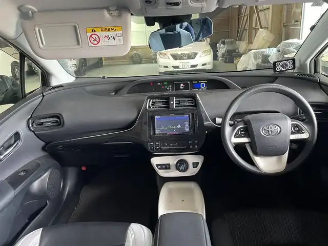 トヨタ プリウス E 神奈川県 2016(平28)年 11.1万km 黒 社外SDナビ/(フルセグ/Bluetooth/DVD/SD/USB)/バックカメラ/ETC/追従型クルーズコントロール/レーダー探知機/純正フロアマット/電格ミラー/横滑り防止/プッシュスタート/スペアキー有