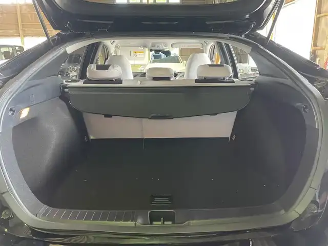 トヨタ プリウス E 神奈川県 2016(平28)年 11.1万km 黒 社外SDナビ/(フルセグ/Bluetooth/DVD/SD/USB)/バックカメラ/ETC/追従型クルーズコントロール/レーダー探知機/純正フロアマット/電格ミラー/横滑り防止/プッシュスタート/スペアキー有