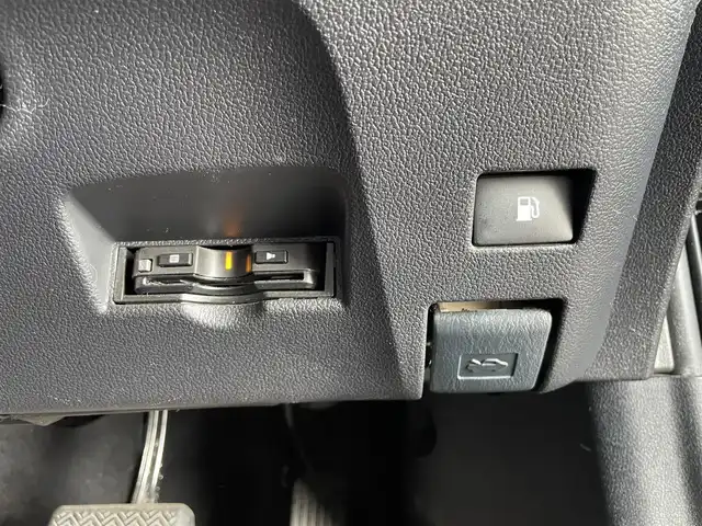 トヨタ プリウス E 神奈川県 2016(平28)年 11.1万km 黒 社外SDナビ/(フルセグ/Bluetooth/DVD/SD/USB)/バックカメラ/ETC/追従型クルーズコントロール/レーダー探知機/純正フロアマット/電格ミラー/横滑り防止/プッシュスタート/スペアキー有