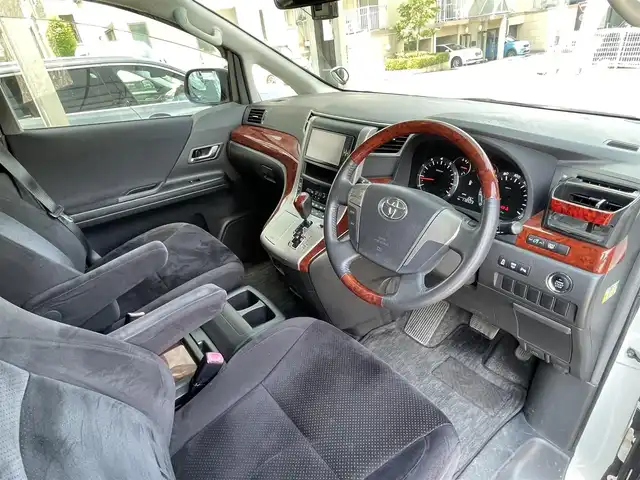 トヨタ ヴェルファイア 2．4Z プラチナセレクションⅡ 埼玉県 2010(平22)年 11.9万km ホワイトパールクリスタルシャイン Wサンルーフ/純正ナビTV/社外フリップダウンモニター/バックカメラ/両側パワースライドドア/パワーバックドア/ビルトインETC/前後ドライブレコーダー/横滑防止装置/クリアランスソナー/純正アルミホイール/二列目オットマン/プッシュスタート/オートライト/HID ヘッドライト/取扱説明書