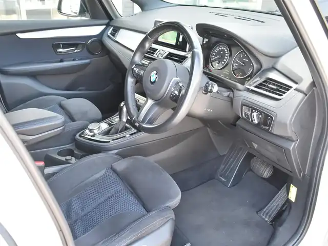 ＢＭＷ ２２０ｉ グランツアラー Mスポーツ 神奈川県 2016(平28)年 5.7万km アルピンホワイトⅢ 2.0ターボ/純正HDDナビ/(DVD/Bluetooth/USB/MSV)/バックカメラ/パワーバックドア/ドライビングアシスト/オートエアコン/ハニカムメッシュフロントエアロバンパー/LEDヘッドライト/スマートキー/前後ドライブレコーダー/ETC/横滑り防止機能/純正18インチアルミホイール/カーテンエアバック/スペアキー/保証書/取扱説明書