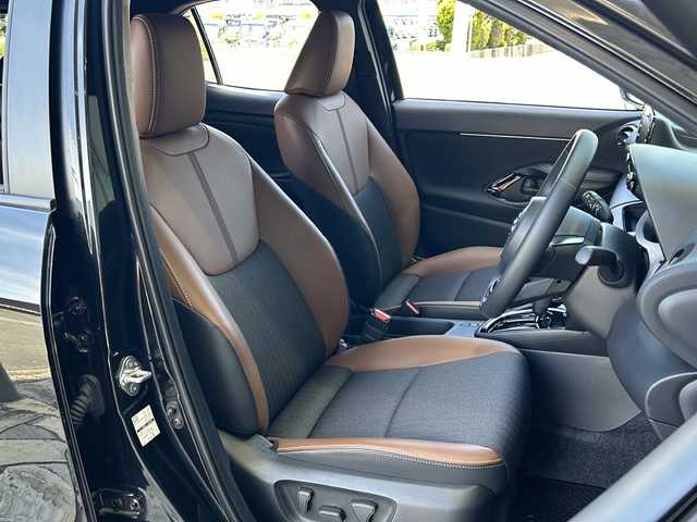 トヨタ ヤリスクロス Z アドベンチャー 静岡県 2023(令5)年 1.4万km ブラックマイカ 純正ディスプレイオーディオ/・バックカメラ/・Bluetooth/・フルセグTV/・USB/主要装備/・プッシュスタート/・ETC車載器/・前席シートヒーター/・ステアリングヒーター/・ハーフレザーシート/・パワーシート/・純正ＡＷ/・純正フロアマット/・TVキャンセラー/・LEDヘッドライト/・前後ソナー/トヨタセーフティセンス/・プリクラッシュセーフティ/・レーンディパーチャーアラート/・レーダークルーズコントロール/・ロードサインアシスト/・オートマチックハイビーム/・パーキングサポートブレーキ