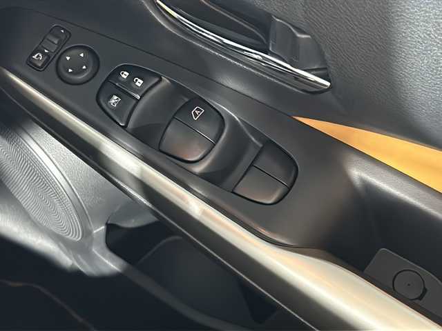 日産 キックス X ツートーンインテリアED 沖縄県 2022(令4)年 1.8万km ブリリアントホワイトパール/ピュアブラック 2トーン 県外仕入れ/禁煙車/プロパイロット/純正９インチナビ/・ＣＤ／ＤＶＤ／Ｂｌｕｅｔｏｏｔｈ／フルセグＴＶ/アラウンドビューカメラ/バックカメラ/エマージェンシーブレーキ/ドライブレコーダー前後/ハーフレザーシート/デジタルインナーミラー/ルーフレール/純正アルミ/取扱説明書