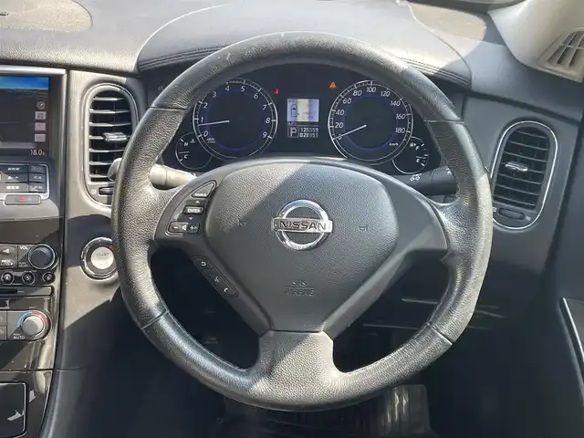 日産 スカイライン クロスオーバー 370GT FOUR Type P 兵庫県 2011(平23)年 12.6万km クリスタルホワイトパール ４WD/純正HDDナビゲーション/・CD/DVD/・フルセグTV/・FM/AM/アラウンドビュー/純正エアロ(フロント/サイド/リア)/BOSE/レザーシート/前席パワーシート/運転席シートメモリ機能/前席シートヒーター/ステアリングリモコン/ビルトインETC/プッシュスタート/スマートキー/クルーズコントロール/HIDヘッドライト/オートライト/フォグランプ/電動格納ミラー/ウィンカーミラー/純正マット/社外AW(245/45/19)/社外ストラットタワーバー
