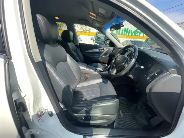 日産 スカイライン クロスオーバー 370GT FOUR Type P 兵庫県 2011(平23)年 12.6万km クリスタルホワイトパール ４WD/純正HDDナビゲーション/・CD/DVD/・フルセグTV/・FM/AM/アラウンドビュー/純正エアロ(フロント/サイド/リア)/BOSE/レザーシート/前席パワーシート/運転席シートメモリ機能/前席シートヒーター/ステアリングリモコン/ビルトインETC/プッシュスタート/スマートキー/クルーズコントロール/HIDヘッドライト/オートライト/フォグランプ/電動格納ミラー/ウィンカーミラー/純正マット/社外AW(245/45/19)/社外ストラットタワーバー