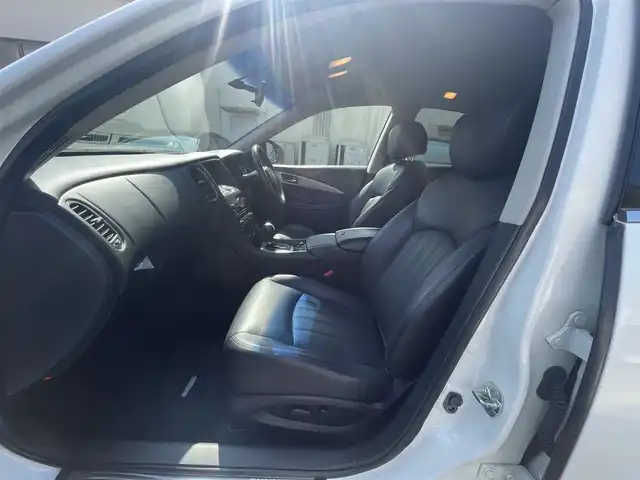 日産 スカイライン クロスオーバー 370GT FOUR Type P 兵庫県 2011(平23)年 12.6万km クリスタルホワイトパール ４WD/純正HDDナビゲーション/・CD/DVD/・フルセグTV/・FM/AM/アラウンドビュー/純正エアロ(フロント/サイド/リア)/BOSE/レザーシート/前席パワーシート/運転席シートメモリ機能/前席シートヒーター/ステアリングリモコン/ビルトインETC/プッシュスタート/スマートキー/クルーズコントロール/HIDヘッドライト/オートライト/フォグランプ/電動格納ミラー/ウィンカーミラー/純正マット/社外AW(245/45/19)/社外ストラットタワーバー