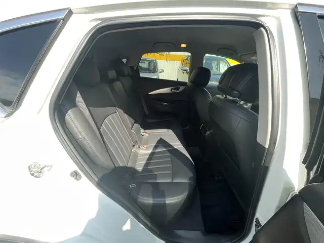日産 スカイライン クロスオーバー 370GT FOUR Type P 兵庫県 2011(平23)年 12.6万km クリスタルホワイトパール ４WD/純正HDDナビゲーション/・CD/DVD/・フルセグTV/・FM/AM/アラウンドビュー/純正エアロ(フロント/サイド/リア)/BOSE/レザーシート/前席パワーシート/運転席シートメモリ機能/前席シートヒーター/ステアリングリモコン/ビルトインETC/プッシュスタート/スマートキー/クルーズコントロール/HIDヘッドライト/オートライト/フォグランプ/電動格納ミラー/ウィンカーミラー/純正マット/社外AW(245/45/19)/社外ストラットタワーバー