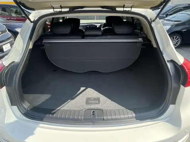 日産 スカイライン クロスオーバー 370GT FOUR Type P 兵庫県 2011(平23)年 12.6万km クリスタルホワイトパール ４WD/純正HDDナビゲーション/・CD/DVD/・フルセグTV/・FM/AM/アラウンドビュー/純正エアロ(フロント/サイド/リア)/BOSE/レザーシート/前席パワーシート/運転席シートメモリ機能/前席シートヒーター/ステアリングリモコン/ビルトインETC/プッシュスタート/スマートキー/クルーズコントロール/HIDヘッドライト/オートライト/フォグランプ/電動格納ミラー/ウィンカーミラー/純正マット/社外AW(245/45/19)/社外ストラットタワーバー
