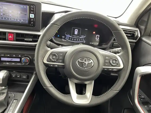 トヨタ ライズ Z 熊本県 2023(令5)年 1.5万km スムースグレーマイカメタリック 純正ナビNMZK-W73D（ＣＤ・ＤＶＤ・フルセグ・ＢＴ）/バックカメラ　/純正前方ドライブレコーダー　/ビルトインＥＴＣ2.0　/前後クリアランスソナー　/前席シートヒーター　/スマートアシスト/・衝突軽減ブレーキ/・先行車発進お知らせ機能/・オートハイビーム/・車線逸脱警報/・前後誤発進抑制機能/・アダブティブクルーズコントロール/横滑り防止/アイドリングストップ/電動パーキング/ブレーキホールド/純正フロアマット/純正17インチAW/オートライト/LEDヘッドライト/フォグランプ/スマートキー/プッシュスタート/スペアキー１本/保証書/取扱説明書