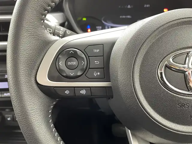 トヨタ ライズ Z 熊本県 2023(令5)年 1.5万km スムースグレーマイカメタリック 純正ナビNMZK-W73D（ＣＤ・ＤＶＤ・フルセグ・ＢＴ）/バックカメラ　/純正前方ドライブレコーダー　/ビルトインＥＴＣ2.0　/前後クリアランスソナー　/前席シートヒーター　/スマートアシスト/・衝突軽減ブレーキ/・先行車発進お知らせ機能/・オートハイビーム/・車線逸脱警報/・前後誤発進抑制機能/・アダブティブクルーズコントロール/横滑り防止/アイドリングストップ/電動パーキング/ブレーキホールド/純正フロアマット/純正17インチAW/オートライト/LEDヘッドライト/フォグランプ/スマートキー/プッシュスタート/スペアキー１本/保証書/取扱説明書