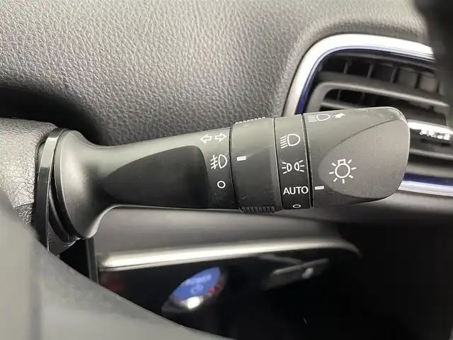 トヨタ プリウス Sツーリングセレクション 大分県 2019(平31)年 4.7万km ホワイトパールクリスタルシャイン モデリスタエアロ/（フロント/サイド/リア）/トヨタセーフティーセンス/・プリクラッシュセーフティー/・LDA/・オートハイビーム/・踏み間違え防止/・レーダークルーズコントロール/TEIN車高調/純正ナビ/（フルセグ/CD/DVD/Bluetooth）/ビルトインETC/バックカメラ/前席シートヒーター/前方ドライブレコーダー/ステアリングスイッチ/オートリトラミラー/スマートキー・プッシュスタート/社外19インチアルミホイール/保証書・取扱説明書