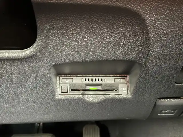 トヨタ プリウス Sツーリングセレクション 大分県 2019(平31)年 4.7万km ホワイトパールクリスタルシャイン モデリスタエアロ/（フロント/サイド/リア）/トヨタセーフティーセンス/・プリクラッシュセーフティー/・LDA/・オートハイビーム/・踏み間違え防止/・レーダークルーズコントロール/TEIN車高調/純正ナビ/（フルセグ/CD/DVD/Bluetooth）/ビルトインETC/バックカメラ/前席シートヒーター/前方ドライブレコーダー/ステアリングスイッチ/オートリトラミラー/スマートキー・プッシュスタート/社外19インチアルミホイール/保証書・取扱説明書